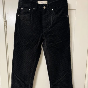 Sefr manchesterbyxor i storlek 30 - Ett unikt märke som släpper limiterade kläder. Nypris är ca 2000kr. Priset går att diskutera!