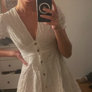 Vit klänning NA-KD  - Super fin klänning för student/skolavslutning! Storlek 36. Endast provad då jag tycker den är för kort för mig, jag är 178cm🥰