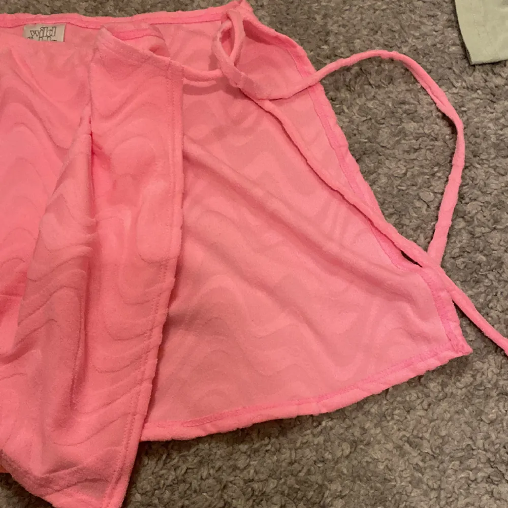 En fin rosa bikini kjol som är köpt i nyc i stl xs. Aldrig använd . Kjolar.