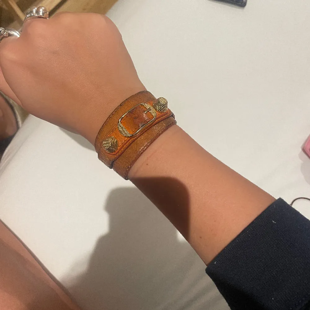 Orange/brun balenciaga läder armband som itne går att få tag på längre!! Kan även tänka mig att byta mot något annat!! Den är lite sliten på undersidan men inget man ser när man har på armbandet😊har fler bilder och är öppen till lägre bud . Accessoarer.