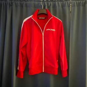 Palm Angels Zip - 10/10 Skick, givetvis äkta  Kom privat om du har funderingar eller vill ha mer bilder osv! Kan frakta över hela landet