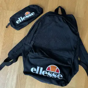 Ellesse ryggsäck, aldrig använd! Följer även med en liten väska som går att fästa i ryggsäcken om man vill.