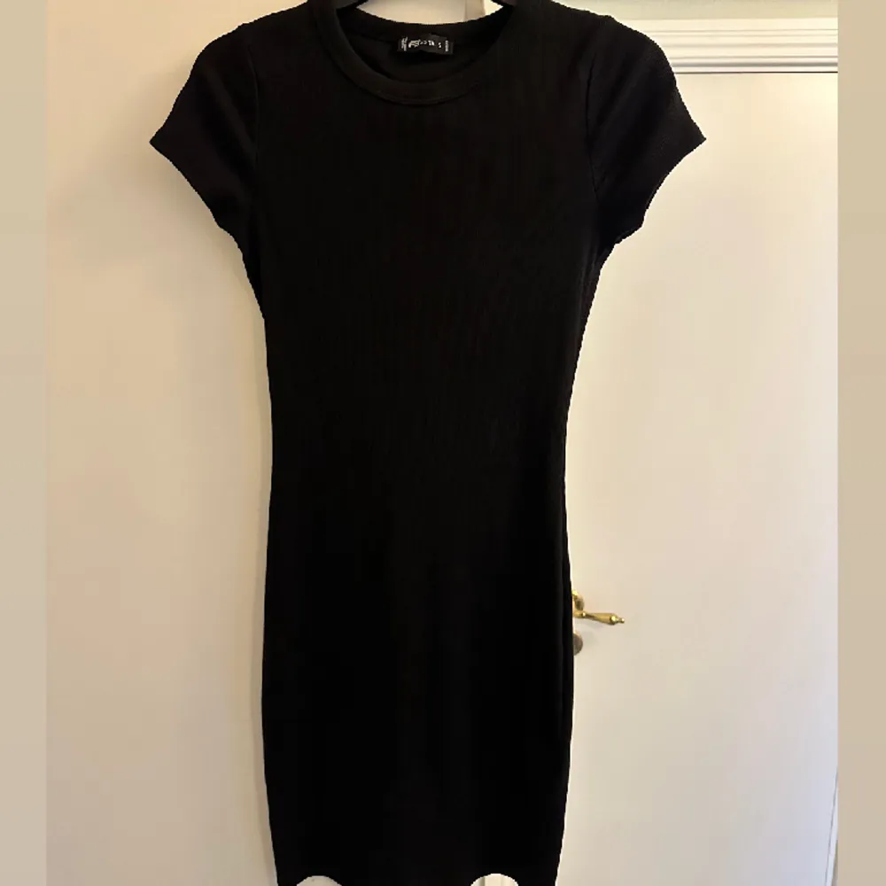 Super fin basic svart klänning från New Yorker i storlek S. Typ ribbad i materialet och knappt använd. . Klänningar.