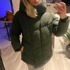 Varm vinterjacka - Fin mörkgrön vinterjacka, köpt på Nelly!  Nypris: 649kr, mitt pris: 300kr  Sparsamt använd💗