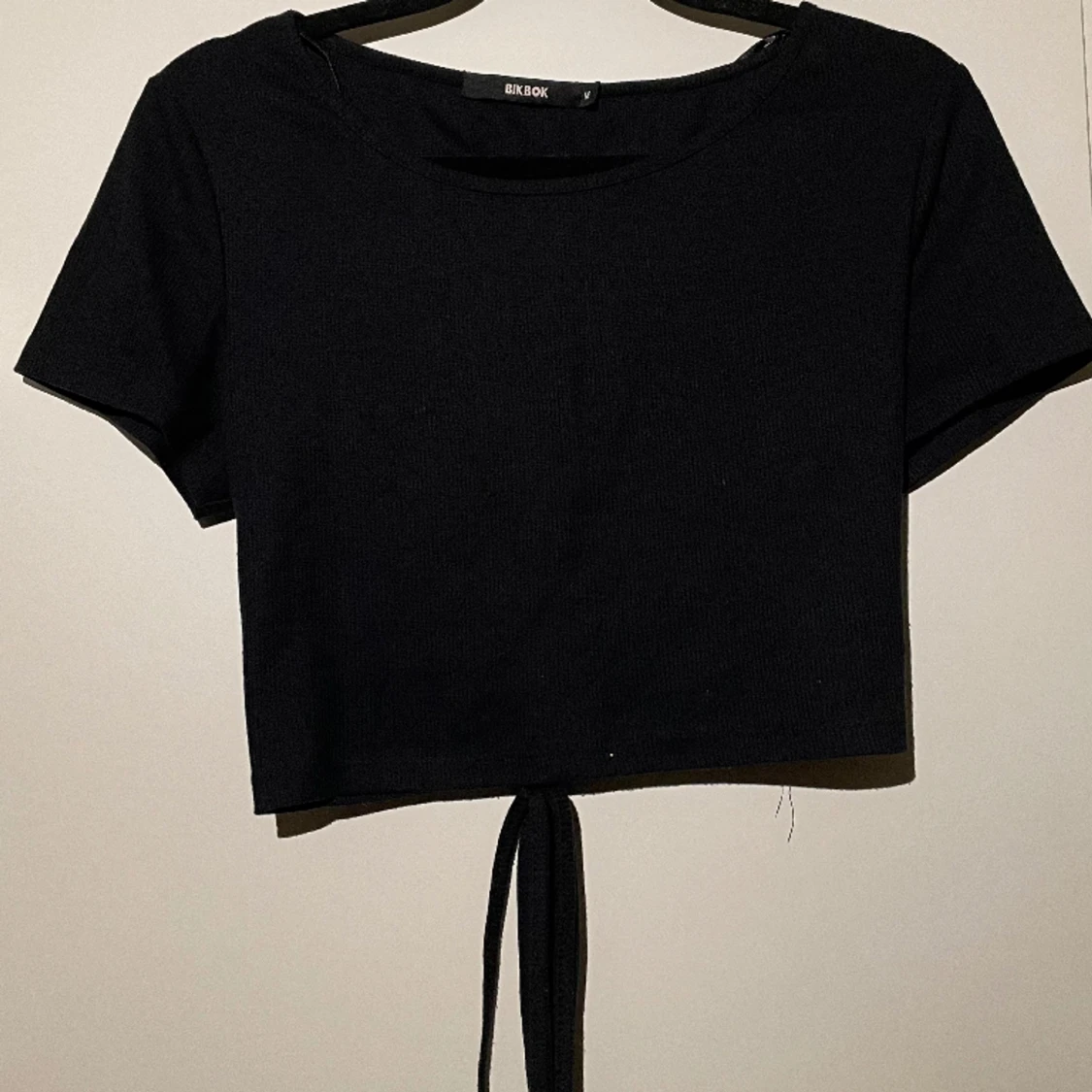 Svart kortärmad med knyte bak