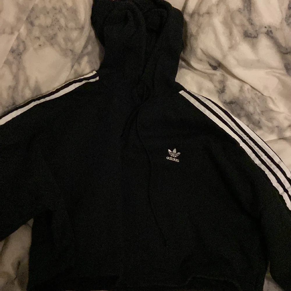 En adidas hoodie i svart, ordinarie pris 499kr. Hoodies.