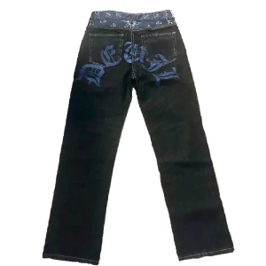 Baggy jeans - De har Ingen öppning för knappen. Innerbenslängden 73, midjemått rakt över 39, ytterben 104, benöppning 20. Köparen står för frakten använd helst köp nu 