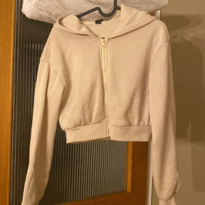 Kort kofta - En skön & super snygg kofta! Har haft den länge och den passar så bra till jeans men även mjukis! Den går till naveln ungefär och har en riktigt ball text på ryggen! Insidan är väldigt mjuk men endå ett relativt tunnt tyg. Inga skador/ nytt skick!