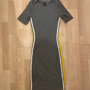 Klänning - Säljer denna klänning i storlek 32. Knappt använd.