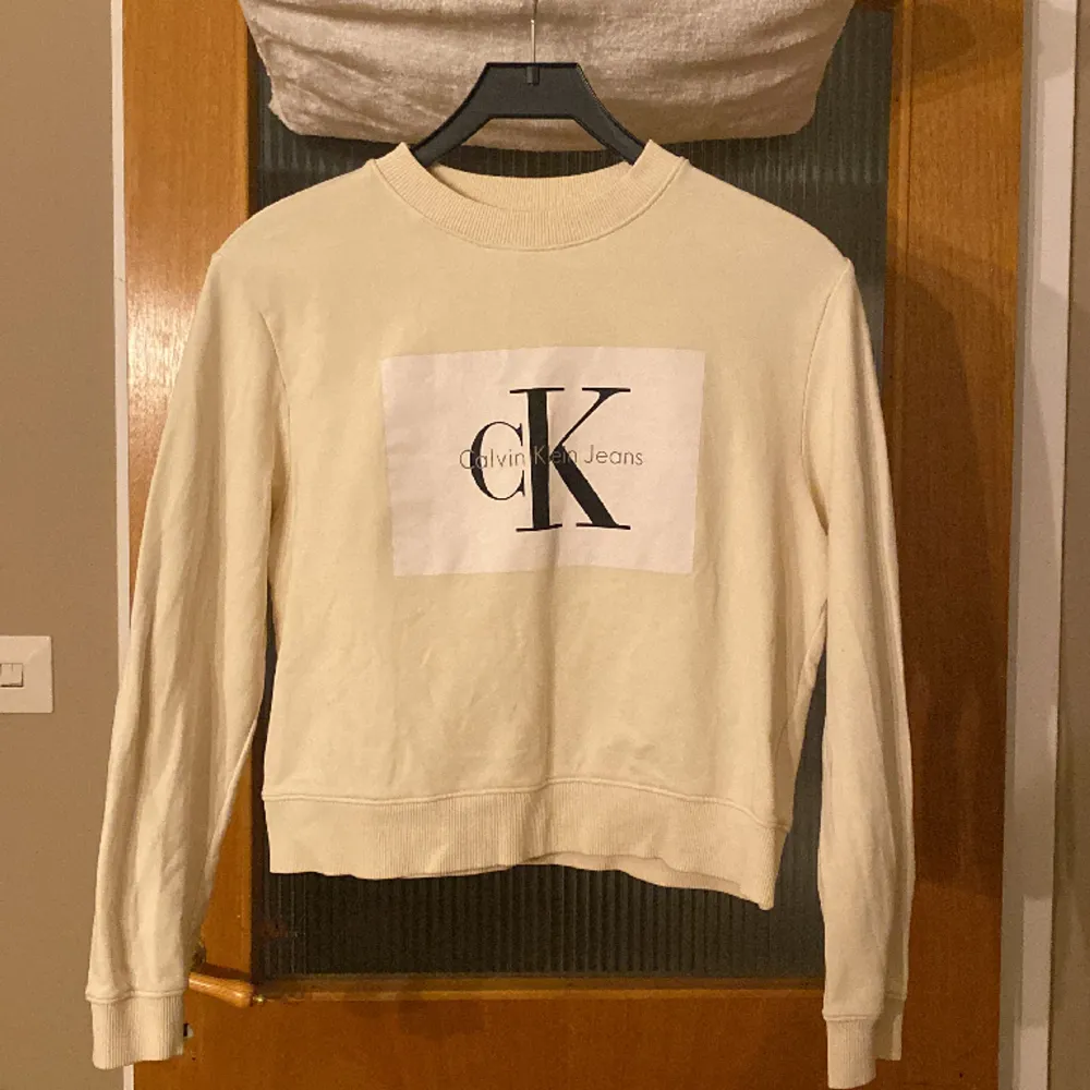 En fin Calvin klein sweatshirt som bara använts ett par gånger. Väldigt gammal modell. Den är i storlek M men jag själv skulle säga att den är i XS/S då jag själv har M och den inte passar mig. Inga märken eller slitage. Bra kvalitet på tyget!. Tröjor & Koftor.