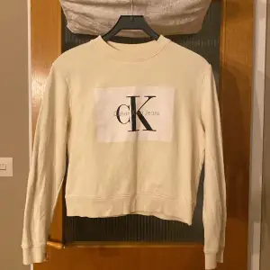 En fin Calvin klein sweatshirt som bara använts ett par gånger. Väldigt gammal modell. Den är i storlek M men jag själv skulle säga att den är i XS/S då jag själv har M och den inte passar mig. Inga märken eller slitage. Bra kvalitet på tyget!