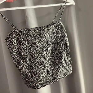 Gulligt linne - Leopard mönster?? Iaf aldrig använd 