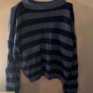 Blå randig tröja - Mysig blårandig tröja som jag tror är köppt på H&M Fint skick stolek M