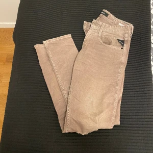 Replay ambassad, slim fit - Snygga Replay Anbass med hål på knäna. Skick 9/10. Färgen är lite grå/beige. Strlk 29, kom privat för mått. Frågor? Skriv!