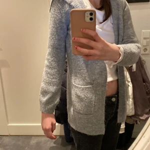 Grå kofta. Storlek 146 152 - Andvänd ganska många gånger men bra skick❤️ pris kan diskuteras😘