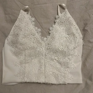 Spetstopp Bikbok  - Fin vit spetstopp från Bikbok. Har en liten svart fläck annars i bra skick. 