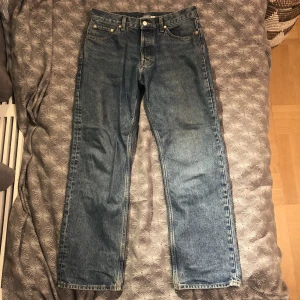 Weekay baggy jeans - Ett par space jeans från weekday, sparsamt använda i gott skick. Storlek 30/30. Skickar fler bilder privat, fråga på!