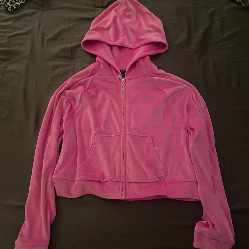 Hot pink Victorias Secret hoodie. Jättelent tyg och knappt använd. Inga defekter.. Hoodies.