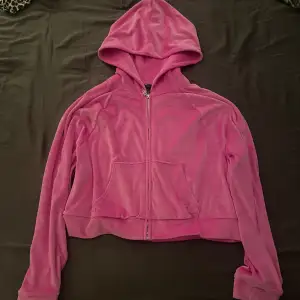 Hot pink Victorias Secret hoodie. Jättelent tyg och knappt använd. Inga defekter.