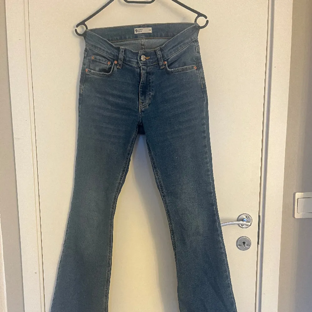 Low waist bootcut jeans i denim med stretch från Gina tricot. Dragkedjegylf och fickor fram och bak. Innerbenslängd är 82 cm. Nyskick!. Jeans & Byxor.