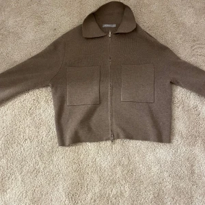 Kofta  - Stolek S, kroppar kofta säljer pågrund av att ja inte andvänder längre.Bra skick