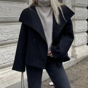 Kappa - Snygg svart kappa från H&M. Vindfodrad. Ena fickan har ett hål i innertyget men går fortfarande att använda (eller laga). Har sprättat bort alla knappar förutom en (se sista bilden)🤗 Första bilden är lånad❤️