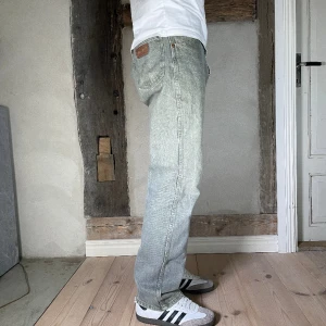 Wrangler Jeans - Dunder Wrangler jeans i användt skick. Grå/gröna i med nice fit ca 32/34. Små fläckar förekommer men blir bara en del av vintage looken. Om du har någon fundering är det bara att hoppa in i DM. Mvh StilKontoret