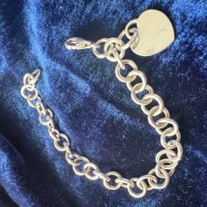 Silver armband - Silverarmband säljes. Denna är i fin skick, endast hjärtat som är lite repigt men går att eventuellt slipa bort eller gravera in ett namn tex. Denna är i äkta silver