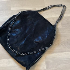 Väska - Stella McCartney liknande väska. Bra skick använd i några månader. Säljer då jag inte använder den så mycket🤍