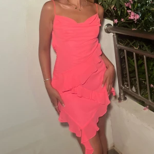 Klänning - Super fin klänning som endast använts under en kväll!! Storlek XS kan även passa S🩷