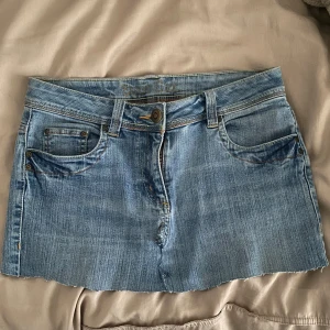 Lågmidjad mini kjol - Kort kjol i en fin blå sommar färg. Snygga detaljer på fickan och är omsydda från jeans till en kjol. Den går ca 5 cm från rumpan nedåt 😊