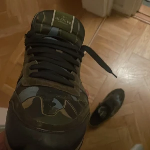 Rockrunners 44  - Säljer nu mina fräscha valentino rockrunners i size 44. Box och orderbekräftelse ingår. Bara att skriva vid frågor eller funderingar. Mvh Theo