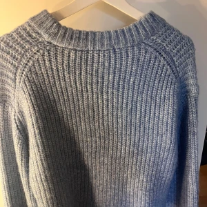 Stickad tröja - Blå stickad tröja med slits i ärmarna. Säljer för att den kommer inte till användning.💗
