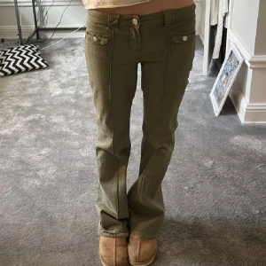 Gröna byxor  - Säljer mina superfina gröna byxor från hm. Storlek 36 och sitter lågmidjat!