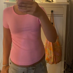 Rosa tight t-shirt - Säljer denna fina t-shirten från Gina❤️ den kommer inte till användning och använd endast 1 gång