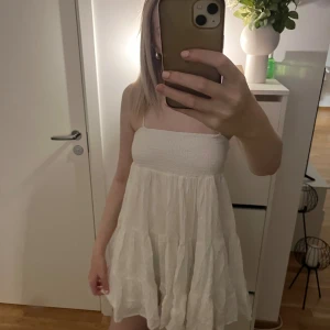 volang klänning - såå fin volang klänning från zara som knappt har använts 💕