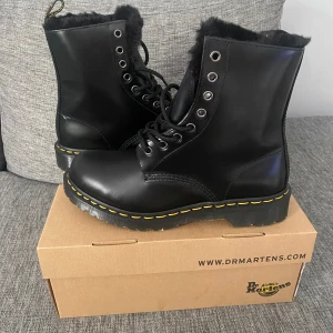 Dr. Martens skor  - Hej nu säljer jag min mammas helt oanvända Dr. Martens 1460 Serena kängor då de aldrig har kommit till användning. Nypriset på skorna ligger på runt 2000 och därför prissättningen. Men priset är ej hugget i sten!Hör gärna av er om frågor kring skorna