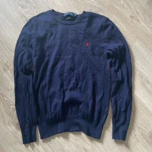 Ralph lauren tröja - Marinblå Ralph lauren tröja i fint skick. Köparen står för frakten och betalning sker via Swish 🙏🏼