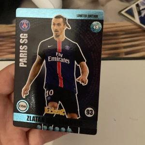 Zlatan ibrahimovic - Det här är Ett kort som jag har tagit hand om väldigt bra. Och har bra kvalite på kortet.och inga  repor. Är du intriserat på det här kortet så skriv till mig.Så löser vi det.😁😁