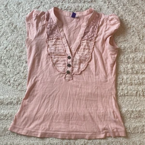 Vintage topp - Säljer denna vackra toppen som har en 2000s vibe,pris kan diskuteras säljer pga att den int kommer till användning,kontakta för frågor osv.