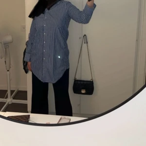 Blå/vit skjorta - Säljer denna snygga skjortan som går lite längre ner än vanligt. Obs: svart markering är endast att jag täcker mitt hår, så inget fel. Den är använd 1 gång så i nyskick 