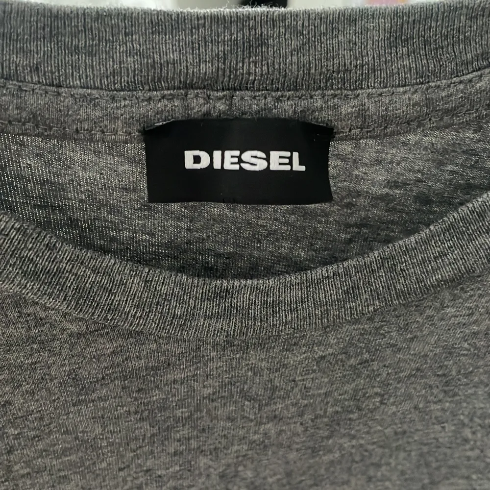 Jättefin diesel tröja! Jättebekväm! Storleken är S men den kanske funkar som M. T-shirts.