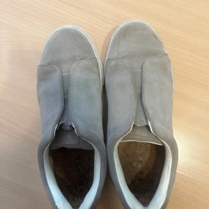 Eytys skor-doja  - Säljer nu mina fina eytys i färgen Suede cement. Nypris 2000kr!💓💓Skorna har använt fåtal gånger. priset kan diskuteras💖