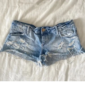 Lågmidjade jeansshorts  - Jättefina lågmidjade jeansshorts som jag köpt här på Plick💗de va lite stora så säljer vidare💗midjemåttet rakt över är 39cm💗