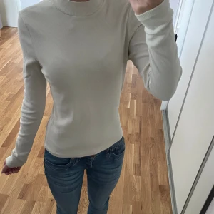 Tröja  - Säljer denna snygga bas tröja från monki i storlek s. Säljer då den inte kommer till användning🥰
