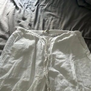 Linnebyxor - Säljer mina lågmidjade linnebyxor som då aldrig har kommit till används.