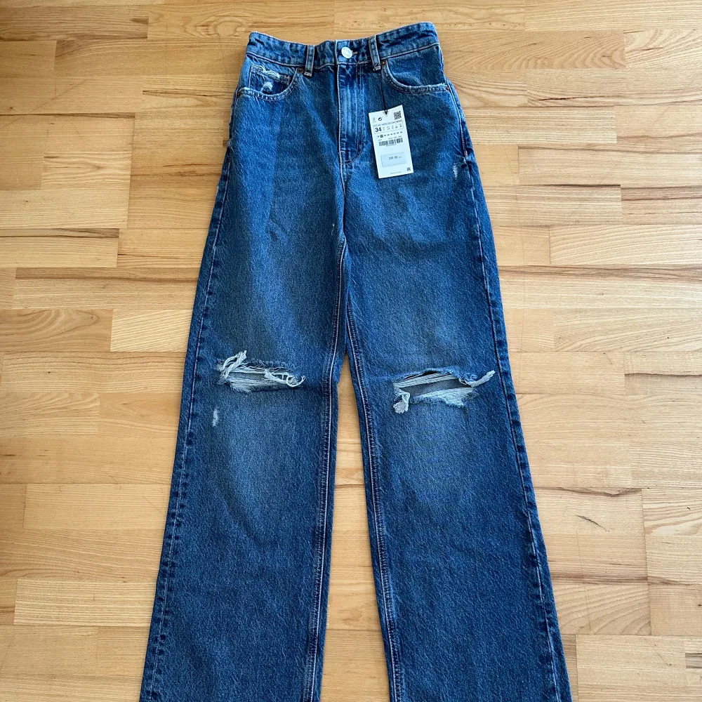 Säljer dessa snygga Zara jeans i storlek 34 för 299kr, då jag råkade beställa två par och aldrig hann lämna tillbaka i tid. Dessa har därför inte blivit använda tidigare 💙Jag beställde dem för 399kr. . Jeans & Byxor.