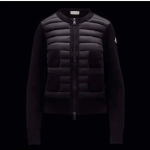 Moncler cardigan - ENDAST INTESSEKOLL!! Funderar på att sälja denna jättefina jacka då den tyvärr inte kommer till användning längre❤️❤️den är i storlek M men passar XS/S nypris 9500