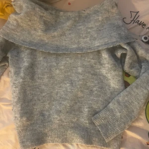 stickad off shoulder tröja - Säljer denna fina tröja då den inte kommer till användning 
