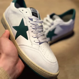 Golden Goose Ball-Star sneakers  - Säljer dessa trendiga Golden Goose Ball-Star i en unik colorway. Helt nya, aldrig använda! Storlek 46 som även passar 45. Box och påse kommer med. Pris kan diskuteras vid snabb affär! Mvh